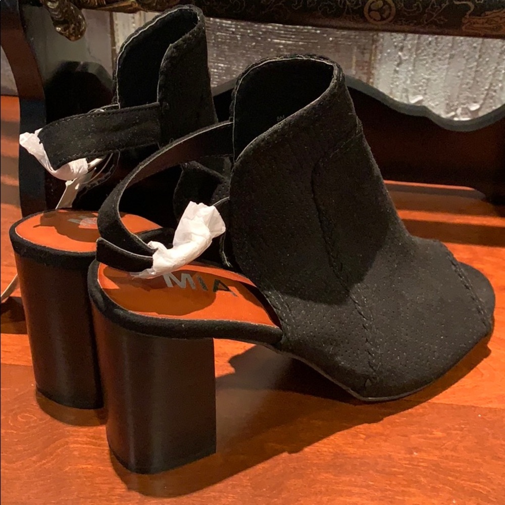Shoes - Picture 4 of 7